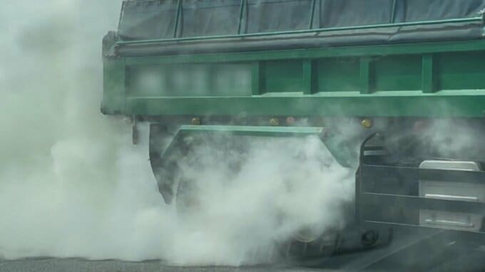 【速報】「ダンプから白い煙が出ている」青森市長島の国道を走行中の車から煙　車両から漏れたオイルがマフラーに接触して煙が上がったか　あたりは一時騒然|TBS NEWS DIG