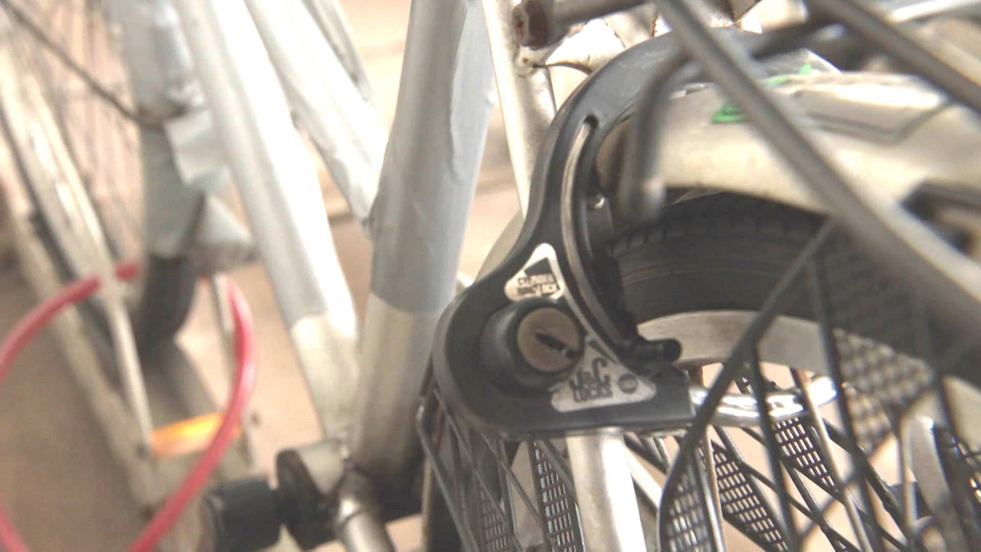 自転車のツーロックは両輪に1個づつ タイヤが動かないと盗難防止の効果