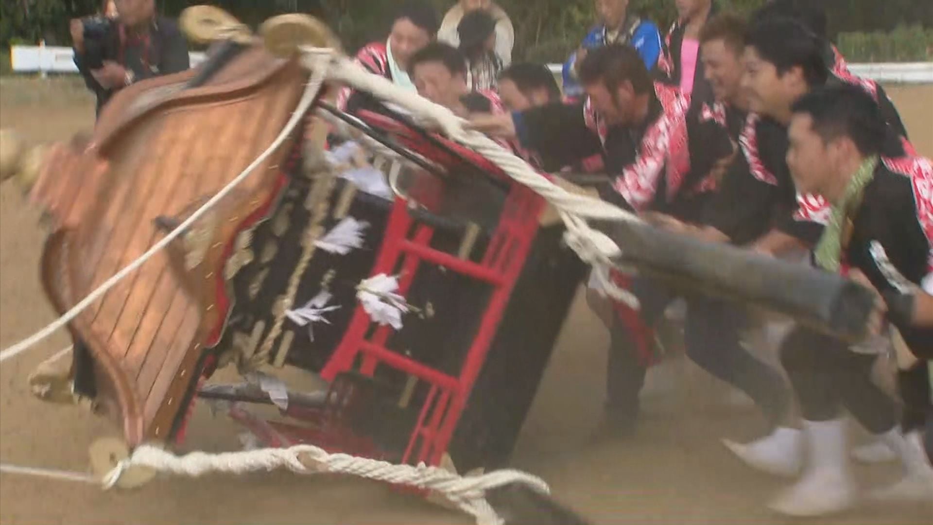 みこしを「投げまくり」「転がしまくり」の奇祭 手荒い扱いに神様は