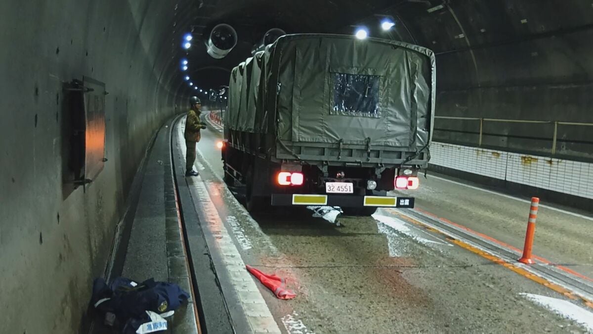雪の中高速道路が一時通行止めに…原因は雪でのスタックではなく“自衛隊トラック”の故障　トンネル内で動けなくなり立ち往生発生　警察の要請で後続ドライバーが移動を手伝う場面も | TBS NEWS DIG　フォトギャラリー
