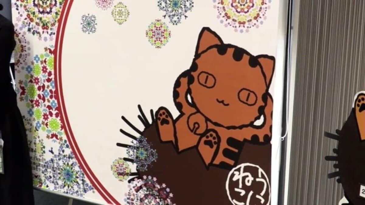 うにねこページ♪ ご当地キャラ「うにねこ」をバックにパチリ 特別支援学校の生徒が企業