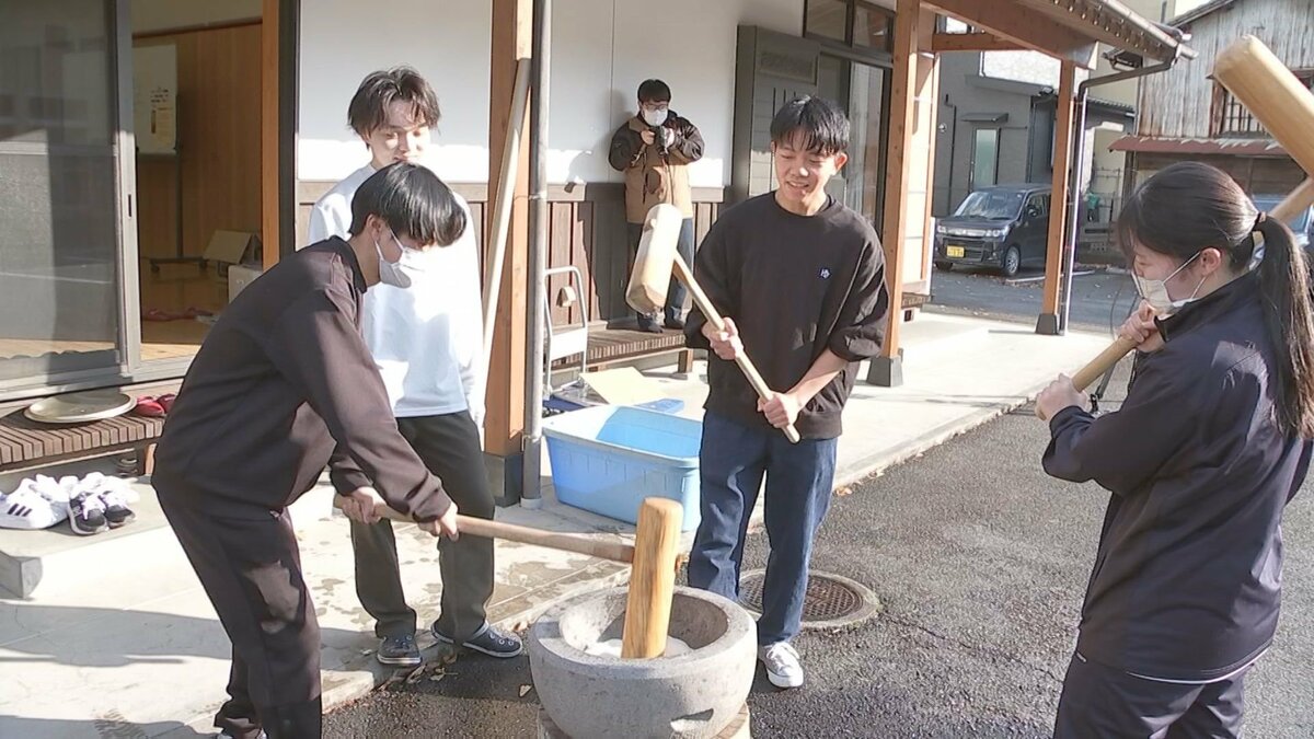 「安心して正月を迎えて」高校生がもちつき　地域の高齢者に届ける　