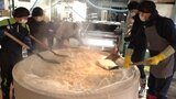 「蒸米掘り」や「櫂入れ」 日本酒の仕込み作業をあなたも 酒造会社が体験会 岩手・釜石市|TBS NEWS DIG