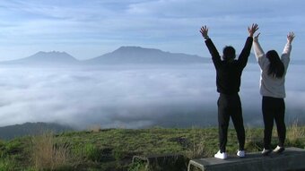雲海に浮かび上がる “涅槃像”　春の阿蘇にめったに見れない絶景広がる　熊本　|　熊本のニュース｜RKK熊本放送