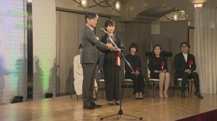 詩人・中原中也の誕生日 愛好家が朗読会 中也賞・佐藤文香さんに贈呈