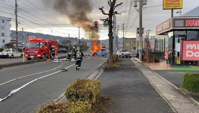 山形市で車が炎上する事故　幼児含む４人が病院に搬送と判明　通勤時間帯に現場は混乱　|　山形のニュース│TUYテレビユー山形
