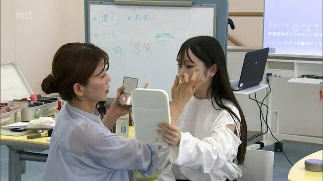 第一印象をアップ!就職活動にふさわしいメイクを学ぶ 九州医療科学大学で講習会|TBS NEWS DIG