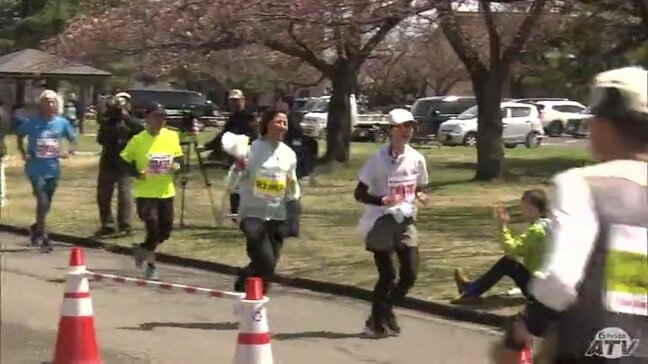 桜並木を5000人が駆ける ゲストランナーの福士加代子さんや新浜レオンさんも沿道の声援で疾走 青森市|TBS NEWS DIG