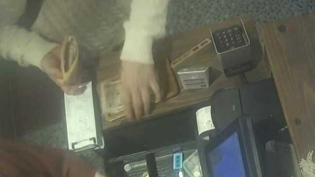 カメラが捉えた"無銭飲食"の手口　レジで代金2万円をトレーに置き韓国語で小銭の両替要求→店員対応中に2万円を手にして退店|TBS NEWS DIG