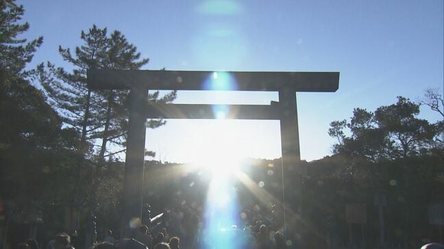 ｢1年の始まりという感じ｣冬至前後に伊勢神宮では鳥居から日の出…宇治橋の参道と光が一直線に 約1200人が参拝|TBS NEWS DIG