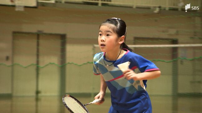 身長120センチ 小2のバドミントン少女が放つ"強烈スマッシュ" 元バド部アナウンサーも驚嘆の“実力”とは【しずアツ！】|TBS NEWS DIG