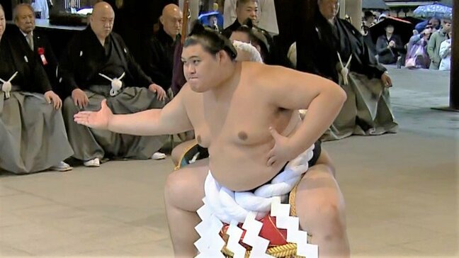 雨中の奉納土俵入り、新横綱・大の里が 師匠・二所ノ関親方と同じ“雲竜型”を初披露「大きく堂々とできた」【大相撲】|TBS NEWS DIG