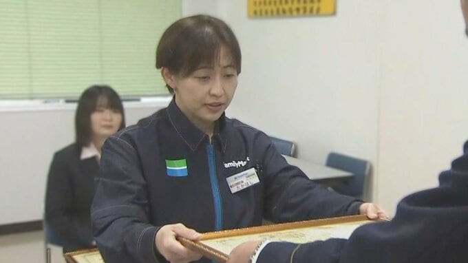 電話がつながったまま、スマホをスピーカー状態で来店…詐欺を次々と防いだコンビニ経営者に感謝状　|　大分のニュース｜OBS NEWS｜大分放送