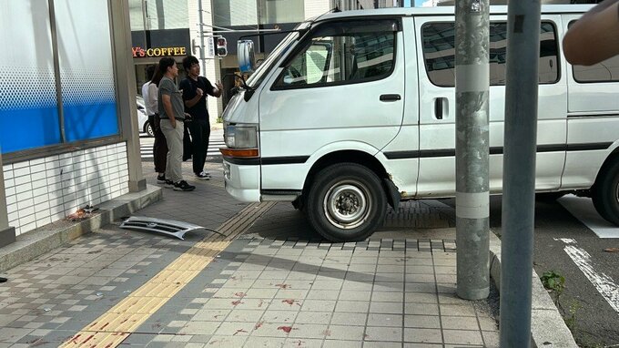 速報「車と人の事故です」札幌中心部の交差点で、右折するダンプカーを避けようとしたワゴン車が歩道に…歩行者はねられけがか|TBS NEWS DIG