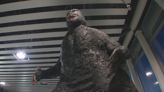 松本駅に「ゴジラ」が出現！！　山崎貴監督の出身地　高さ３．５メートル！新たなランドマークに|TBS NEWS DIG