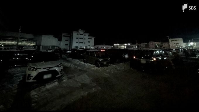 静岡・伊東市で雪による帰宅困難者260人以上が小学校に避難 国道135号ではタンクローリーが立ち往生し渋滞発生　|　静岡のニュース | SBSNEWS | 静岡放送