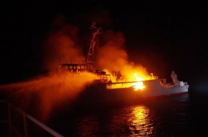 続報・宗像市大島沖で海上自衛隊の掃海艇から出火　鎮火後に火が再度延焼　不明者の捜索を中断・消火活動の末転覆　|　福岡のニュース｜RKB NEWS｜RKB毎日放送