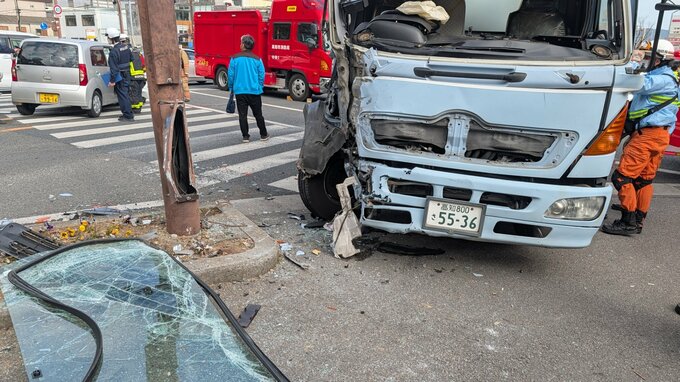 県道交差点でごみ収集車と軽乗用車が衝突　運転手2人が病院に搬送も命に別状なし【高知】|TBS NEWS DIG