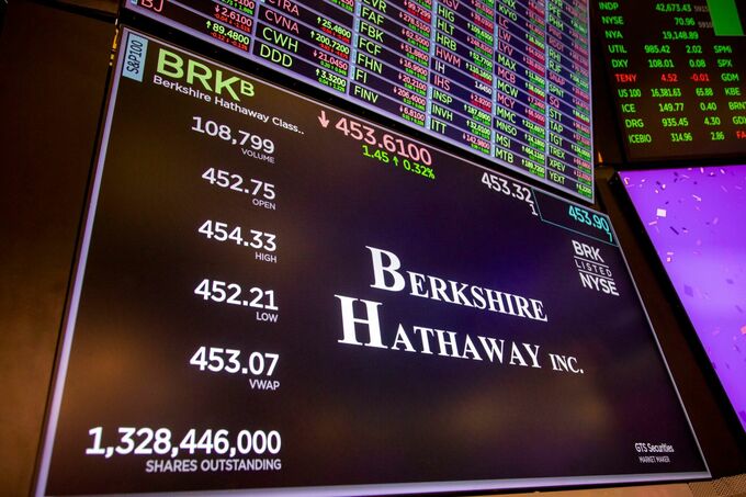 バークシャーの利益急増、金利上昇や保険好調で－納税額は記録更新
