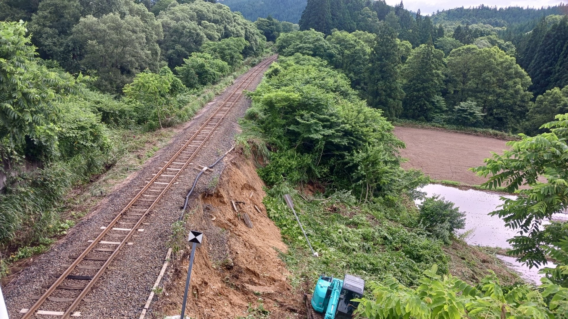 約30mにわたってのり面崩落 JR北上線がほっとゆだ・横手間で運休 再開のめど立たず | TBS NEWS DIG