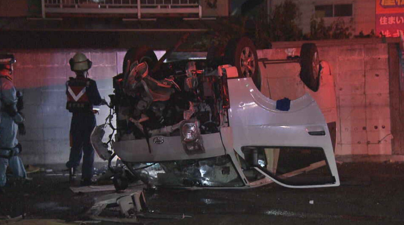 事故捉えた映像あり】交差点で車同士衝突しワゴン車横転 男女3人