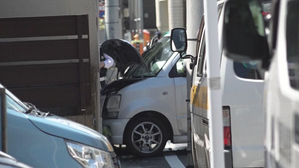 住宅街で軽乗用車が塀に衝突　運転手が意識不明の重体　コインパーキング出て対面の塀に　鹿児島市