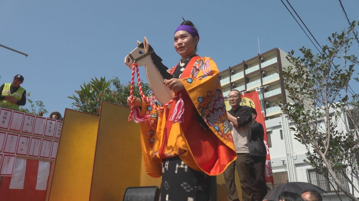 遊郭で働いた女性たちの祭り「じゅり馬まつり」賑わう　かつては那覇の「三大祭り」