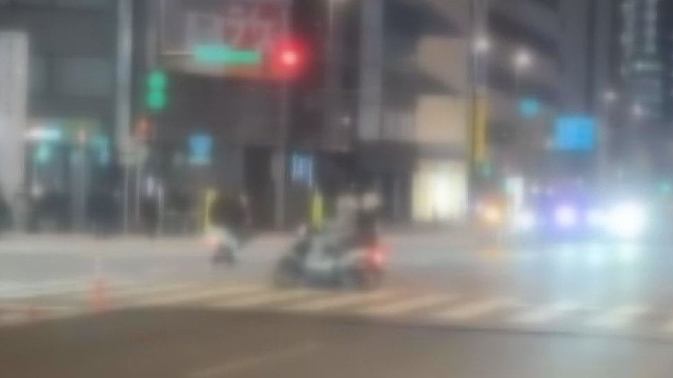 大分駅前で複数台の原付バイクが暴走、中学生2人を現行犯逮捕　SNSで事前予告か