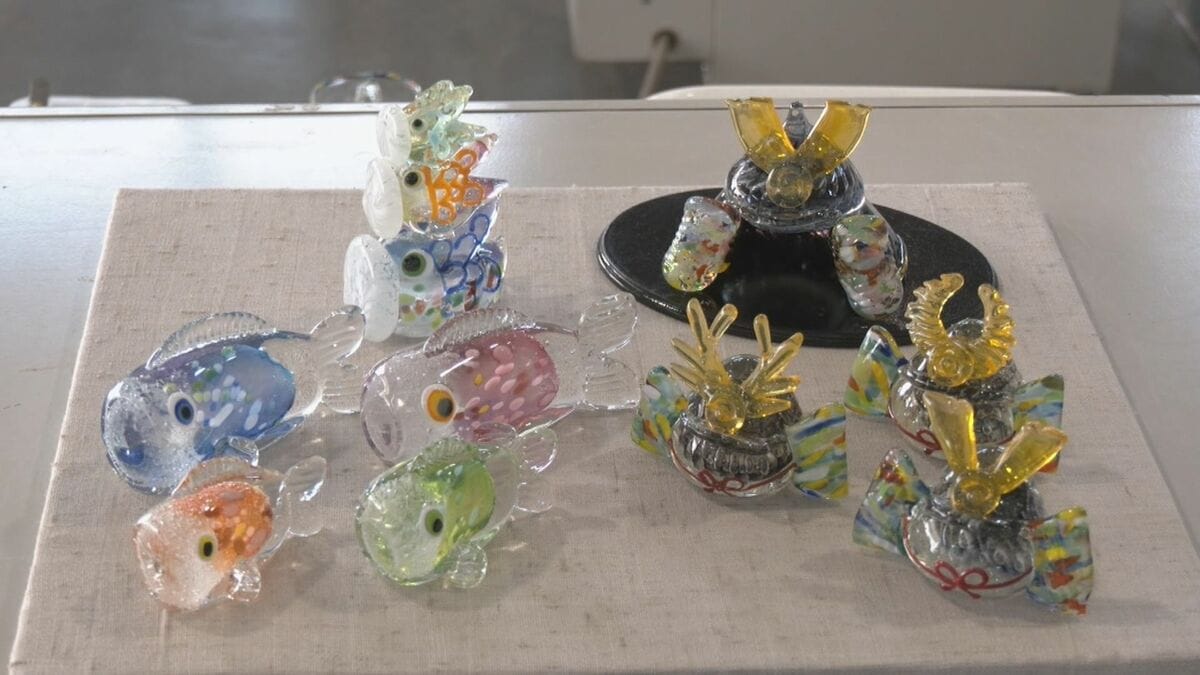 再生ガラスで｢かぶと｣や｢こいのぼり｣ 端午の節句に向けて置物作り 丸みを帯びたかわいらしい形に 愛知･岡崎市