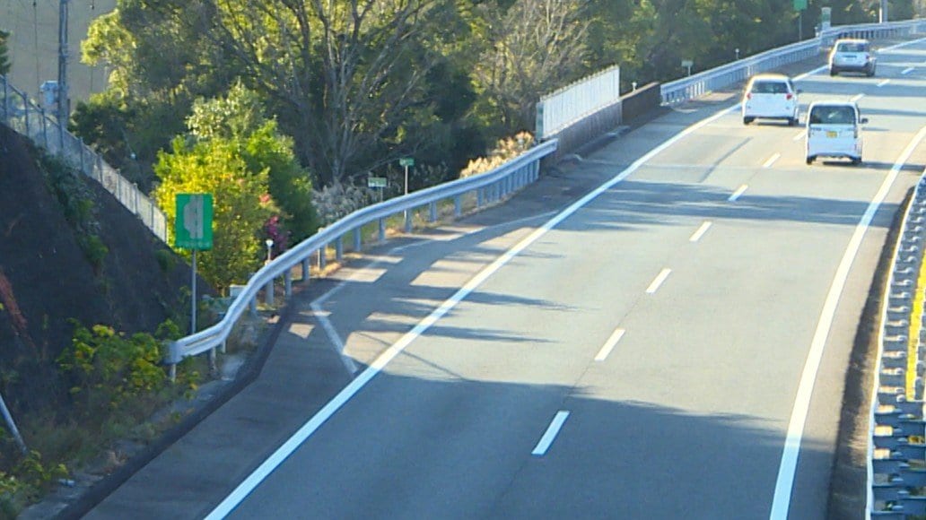 高速道路で車が故障！その時、どうする？路肩に車は止めてもいい？停車→避難→器材設置→通報⋯知っておきたいトラブル対処法