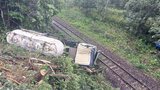 線路脇へトラックが転落 岩手と秋田を結ぶ花輪線が一時運転見合わせ|TBS NEWS DIG
