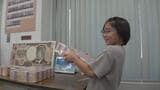 親子でお金を学ぶ 世界最大貨幣「フェイ」の展示や1億円分の紙幣の重さを体感 山梨・日銀甲府支店|TBS NEWS DIG