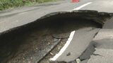 道路の下から水があふれ出す　翌日、道路に穴…陥没　大雨が影響か　|　BSSニュース | BSS山陰放送