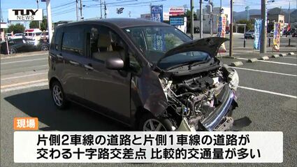 十字路交差点で軽乗用車2台が衝突する事故 軽乗用車にはそれぞれ