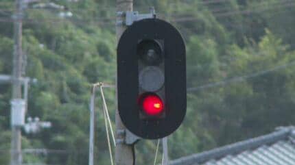 単線区間で列車が赤信号で出発 反対方向から列車が接近… 自動列車停止