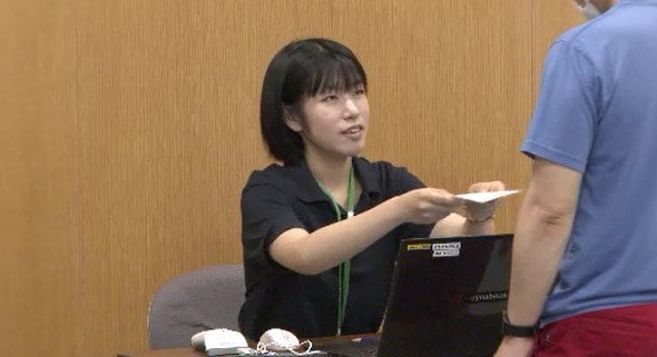 「選挙により親しみが持てた…」若者の政治参加につなげよう…長野・須坂市で県知事選挙の期日前投票所の運営に地元大学生が参加…立ち会いだけでなく、用紙手渡す事務作業も担う　|　SBC NEWS | 長野のニュース | SBC信越放送