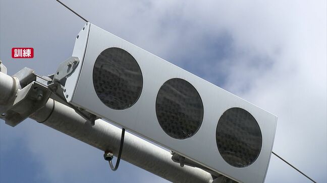 「巨大地震で各地の信号機が故障した」想定　岡山県警が手信号で車や歩行者を誘導する訓練|TBS NEWS DIG