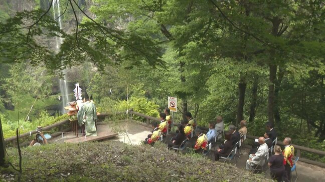 夏の観光シーズンを前に大分県宇佐市の福貴野の滝で安全祈願祭 高さ65メートル 文人に愛された名瀑|TBS NEWS DIG