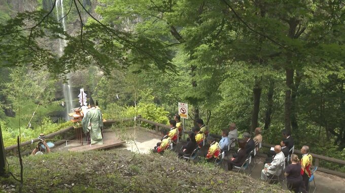 夏の観光シーズンを前に大分県宇佐市の福貴野の滝で安全祈願祭 高さ65メートル 文人に愛された名瀑|TBS NEWS DIG