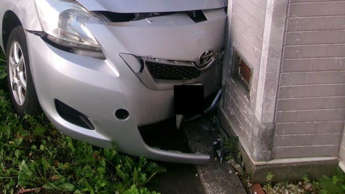 フロント部分が大破　70代男性が運転する乗用車が住宅に衝突「アクセルとブレーキを間違えた」同乗の妻にもけがなし　北海道小樽市|TBS NEWS DIG