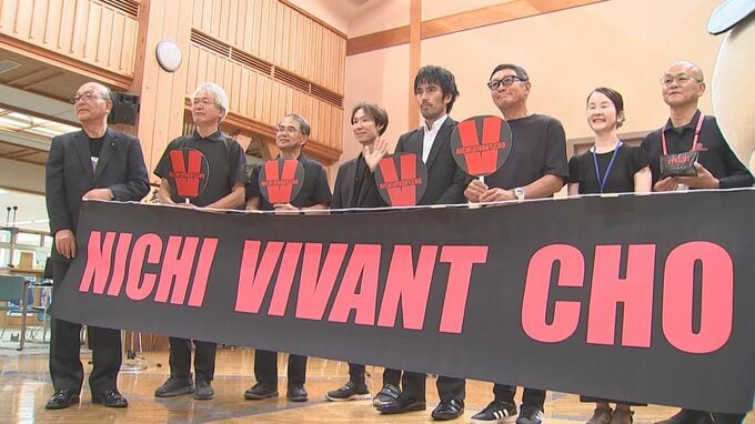 人気の町中華「からあげ定食」の塩と漬物が「VIVANT」の「V」になっていた　ドラマに登場した鳥取県「日南町」が「NICHI VIVANT CHO」名乗る　期間限定の町おこし|TBS NEWS DIG