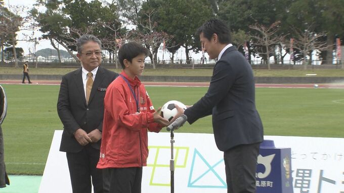 名古屋グランパスが南風原町の小学校にボール贈呈　|　沖縄のニュース｜RBC 琉球放送
