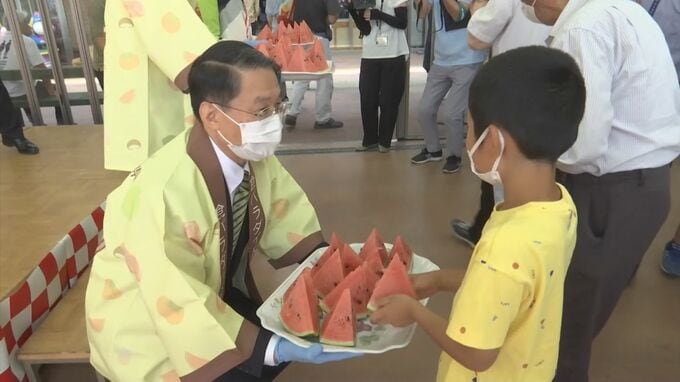 スイカの名産地・鳥取をＰＲ〝すいかフェア〟大盛況…平井知事もお手伝い　鳥取県　|　BSSニュース | BSS山陰放送
