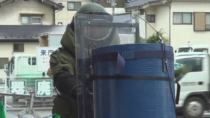 市役所のロビーで不審物を発見した想定　市の職員や警察が対応を訓練|TBS NEWS DIG