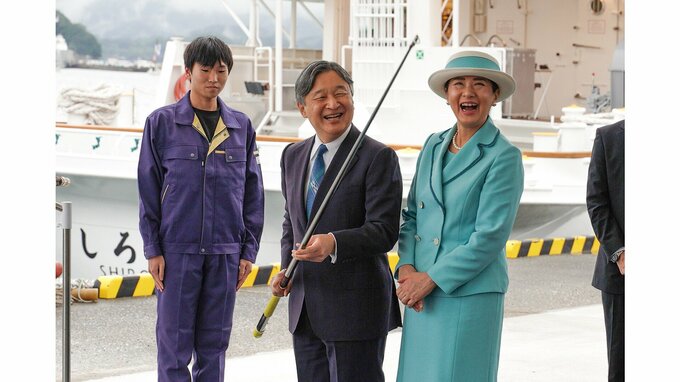 天皇皇后両陛下　三重県で「全国豊かな海づくり大会」魚の放流や海上歓迎行事　「釣れちゃうね」笑顔で周囲に竿を向け|TBS NEWS DIG