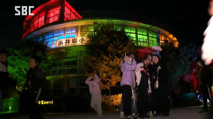 卒業の思い出に…小学校で校舎をライトアップ　赤や青、緑などに染まった校舎が夜空に浮かび上がる　長野・飯田市|TBS NEWS DIG