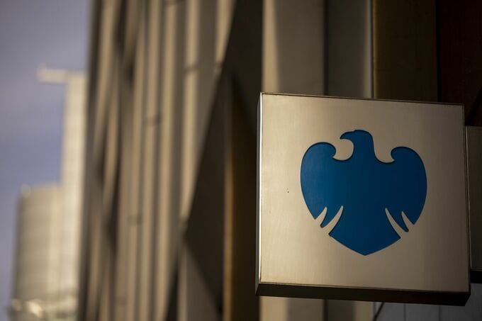 バークレイズ、追加引当金計上-自社株買い計画を発表