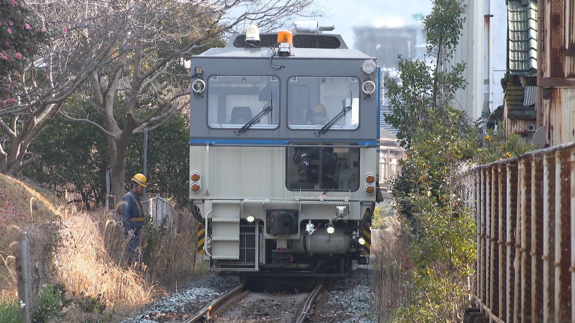 日中に線路の保守作業「マルチプルタイタンパー」が稼働 通常は夜に