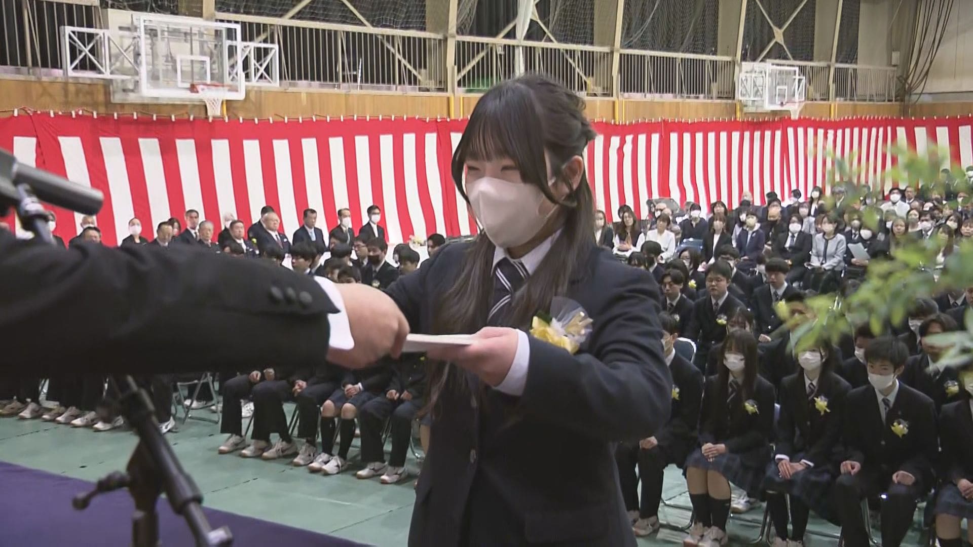 未来を切り拓いていきます」約1万人が学び舎あとに 県立高校で卒業式