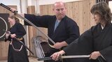 外国人観光客が雑居ビルに殺到?目当ては『サムライ・居合道』仕掛け人は宮本武蔵の「二天一流」継ぐ18代目 | 熊本のニュース|RKK NEWS|RKK熊本放送